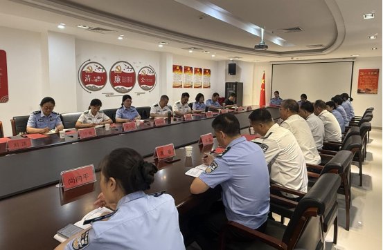 党员们现场体验了智能检索柜