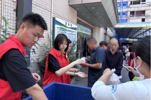 暖心的问候和贴心的搀扶让现场充满温情