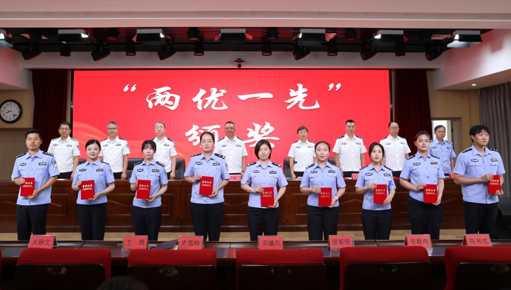 大会在庄严的中华人民共和国国歌声中拉