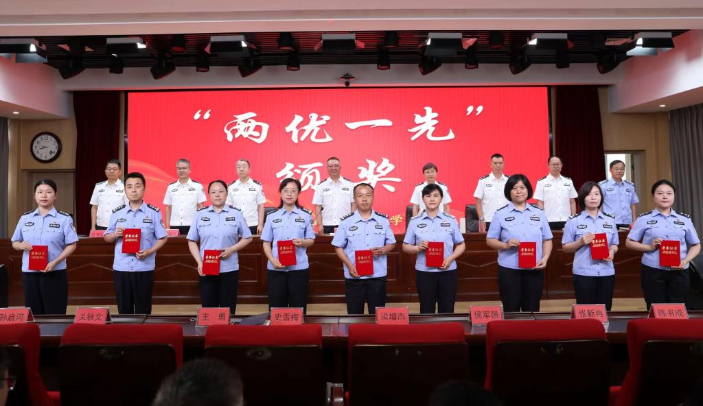 全体与会党员面向党旗